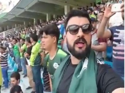 pakistani man singing indian national anthem during Asia cup match | एशिया कप: मैच से पहले स्टेडियम में पाकिस्तानी फैन ने गाया भारत का राष्ट्रगान, वीडियो वायरल