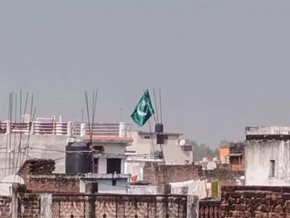 in gorakhpur pakistani flag Hoiested police took action agaisnt 4 people | गोरखपुर में लहराया पाकिस्तान का झंड़ा, 4 लोगों पर दर्ज हुआ देशद्रोह का मुकदमा