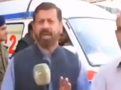 Pakistani Reporter's Hilarious Reaction to Trespasser video goes viral | Video: पाकिस्तानी रिपोर्टर का फिर वायरल हुआ वीडियो, लाइव टीवी पर सामने आया शख्स तो गर्दन पकड़ किया कुछ ऐसा