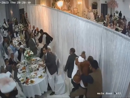 pakistani wedding fight Wedding Turns Wrestling Arena After Man Flips Guest's Hat WATCH video | WATCH: पाकिस्तान की एक वेडिंग पार्टी कुश्ती के मैदान में हुई तब्दील, मेहमान की टोपी उछालने पर हुआ झगड़ा