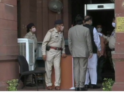 Delhi: Pakistan's Charge d'affaires to India arrives at MEA on being summoned by the Ministry | दिल्ली: भारतीय विदेश मंत्रालय ने पाक के उप उच्चायुक्त को किया तलब, इस्लामाबाद में भारतीय उच्चायोग के दो अफसर लापता