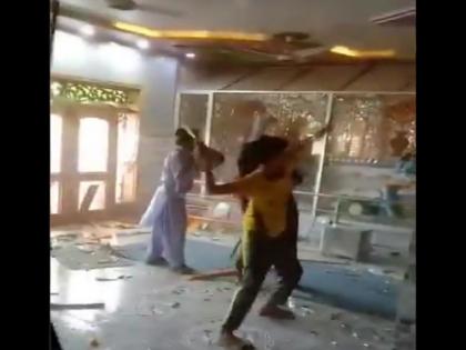 In Pakistan's Punjab province, the mob attacked the temple and destroyed the idols | पाकिस्तान में हिंदुओं के मंदिर पर भीड़ का हमला, लगाई आग, कई मूर्तियों को भी तोड़ा In Pakistan's Punjab province, the mob attacked the temple and destroyed the idols | पाकिस्तान में हिंदुओं के मंदिर पर भीड़ का हमला, लगाई आग, कई मूर्तियों को भी तोड़ा