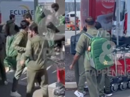 Pakistani cricket team had to carry its own luggage in Australia video going viral on social media | ऑस्ट्रेलिया में पाकिस्तानी क्रिकेट टीम को खुद उठाना पड़ा अपना लगेज, वीडियो सोशल मीडिया पर हो रहा वायरल