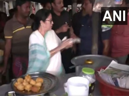 WB CM Mamata Banerjee stopped her convoy at a roadside tea stall and started serving pakoda to the people, in Jhargram | वीडियो: देखें चाय की दुकान में लोगों को पकोड़े बांटते नजर आईं सीएम ममता बनर्जी