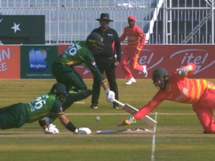 pakistan Imam ul Haq gets run in a comical way as two batsmen dive at same end gets trolled badly | VIDEO: विकेट बचाने के लिए एक ही छोर पर भाग पड़े दो पाकिस्तानी बल्लेबाज, फिर फनी अंदाज में हुए रन आउट, अब बुरी तरह हो रहे ट्रोल