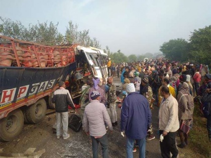 Pakur Road Accident truck bus loaded gas cylinders 16 killed and more than 25 seriously injured | Pakur Road Accident: एलपीजी सिलेंडर से लदे ट्रक और बस में सीधी टक्कर, 16 की मौत और 25 से अधिक गंभीर रूप से घायल