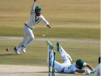 temba Bavuma displays incredible athleticism to dismiss Pakistan Fawad Alam in 2nd Test | फील्डर ने दौड़कर गेंद उठाया और 'बुलेट थ्रो' से उखाड़ दिया पाक बल्लेबाज का स्टंप, वीडियो वायरल