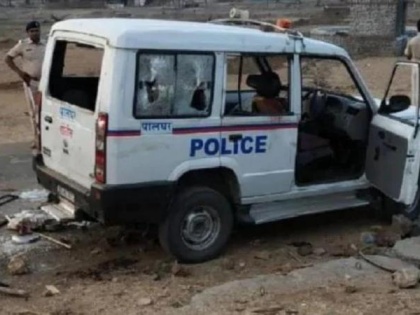 3 policeman Kasa Police Station have been suspended in Palghar lynching case 35 transferred | Palghar mob lynching: पालघर मामले में बड़ी कार्रवाई, असिस्टेंट सब इंस्पेक्टर सहित तीन पुलिसकर्मी निलंबित, 35 का तबादला