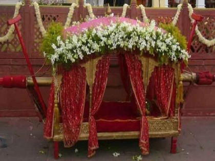 Uttar Pradesh unique marriage in deoria Groom sitting on palki and family on bullock cart | स्टेटस सिंबल को छोड़ परंपरा को दी तरजीह, शादी करने पालकी में दूल्हा और बैलगाड़ी में पहुंची बारात, ये था कारण