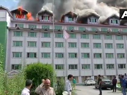 Jammu And Kashmir: Fire breaks out in Hotel Pamposh in Srinagar | जम्मू-कश्मीर: लालचौक स्थित पम्पोश होटल में लगी भीषण आग