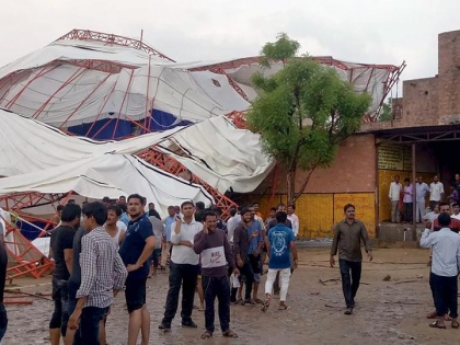 Barmer: 14 people died here yesterday after a 'pandaal' collapsed. Injured are undergoing treatment at the hospital. | राजस्थान पंडाल हादसा: बाड़मेर में महाराज सुना रहे थे कथा, बारिश से पंडाल में दौड़ा बिजली का करंट, 14 श्रद्धालुओं की मौत
