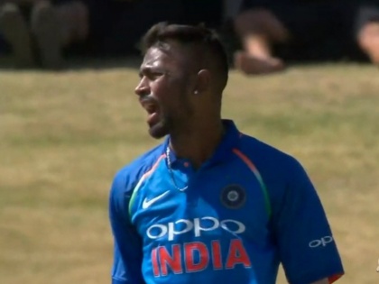Ind vs NZ, 3rd ODI: Shikhar Dhawan's overthrow leaves Hardik Pandya frustrated | Ind vs NZ, 3rd ODI: धवन ने फील्डिंग में की ऐसी गलती, हार्दिक पंड्या ने गुस्से में कह दी ये बात