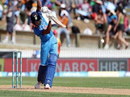 Hardik Pandya scores quickfire 45, hits 3 consecutive sixes vs Todd Astle in 5th odi vs New Zealand | IND vs NZ: हार्दिक पंड्या ने पांचवें वनडे में खेली तूफानी पारी, चौथी बार किया लगातार तीन छक्के जड़ने का कमाल