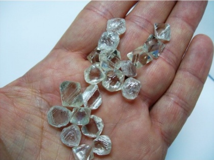 Madhya Pradesh bhopal Diamond mine Panna laborers' luck shines get three | पन्ना में हीरा खदानः मजदूर की किस्मत चमकी, श्रमिक को मिले तीन हीरे, जानिए कीमत