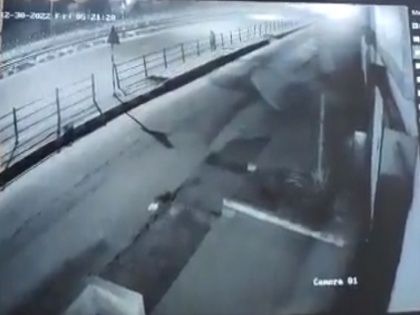 How Rishabh Pant's car hit the divider, CCTV footage of accident goes viral | ऋषभ पंत की कार कैसे डिवाइडर पर टकराई, सीसीटीवी फुटेज आया सामने, देखें वीडियो