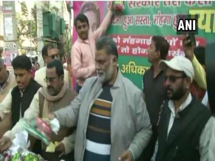 Patna: Locals in Rajendra Nagar queue up to buy onions at Rs 35 per kg, being sold by Pappu Yadav | पप्पू यादव ने 35 रुपये किलो बेचा प्याज, कतारों में खड़े नजर आए लोग, कहा- सरकार को NRC की बजाय प्याज पर लाना चाहिए बिल
