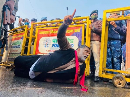 farmer protest Patna agricultural laws police lathi-charged Pappu Yadav fell on the road kisan andolan support bihar | कृषि कानूनों के खिलाफ पटना में प्रदर्शन, पुलिस ने किया लाठीचार्ज, कई नेताओं को आईं चोटें, पप्पू यादव भी सड़क पर गिरे