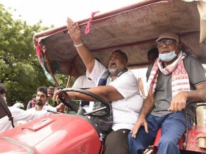 Protest against agricultural Patna fierce fighting between Pappu Yadav BJP and JAP workers on the road | पटना में कृषि बिल के खिलाफ प्रदर्शन, सड़क पर पप्पू यादव, भाजपा और जाप कार्यकर्ताओं के बीच जमकर मारपीट