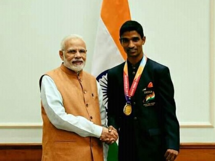 pm narendra modi meets asian para games medal winners | पीएम मोदी ने एशियन पैरा गेम्स के विजेताओं को मिलकर दी बधाई, खेल मंत्री ने किया सम्मानित