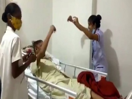 Paralytic Patient Physiotherapy Exercise Viral video | लकवाग्रस्त मरीज को नर्स ने अनोखे अंदाज में कराई एक्सरसाइज, वायरल हुआ वीडियो