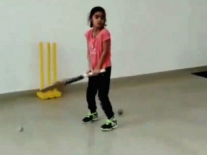 7-year-old girl plays Dhoni’s helicopter shot, Aakash Chopra Shares Video | आकाश चोपड़ा ने शेयर किया 7 साल की लड़की का धोनी का 'हेलिकॉप्टर शॉट खेलने का वीडियो, हुआ वायरल