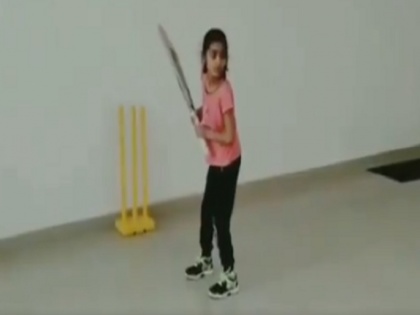 Poonam Yadav shares video of Seven-year-old Pari Sharma playing helicopter shots | 7 साल की लड़की ने 'हेलिकॉप्टर शॉट' की झड़ी लगाकर किया हैरान, भारतीय क्रिकेटर ने धोनी को टैग कर शेयर किया वीडियो