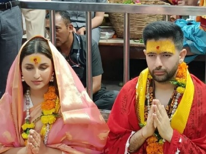Parineeti Chopra arrived to visit Mahakal with Raghav Chadha pictures surfaced wearing sandalwood on her forehead and garland around her neck | राघव चड्ढा के साथ महाकाल के दर्शन करने पहुंची परिणीति चोपड़ा, मांथे पर चंदन-गले में माला पहने सामने आई तस्वीरें