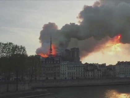 Fire breaks out at Notre-Dame cathedral in Paris | Paris Fire: ऐतिहासिक स्मारक नोट्रे-डेम कैथेड्रल में लगी भीषण आग, कोई हताहत नहीं