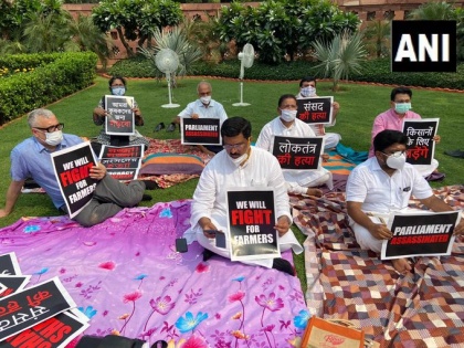 Delhi suspended one week unruly behaviour Rajya Sabha Deputy Chairman yesterday protest in Parliament premises | आठ विपक्षी सदस्यों पर कार्रवाईः सरकार पर हमला तेज, संसद भवन में धरना, ‘लोकतंत्र की हत्या’ और ‘संसद की मौत’ लिखी तख्तियां थीं