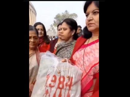 BJP MP Aparajita Sarangi gift bag with 1984 written on it to Priyanka Gandhi | BJP सांसद अपराजिता सारंगी ने प्रियंका गांधी को दिया '1984' लिखा बैग गिफ्ट, बैग पॉलिटिक्स में अब बीजेपी की एंट्री BJP MP Aparajita Sarangi gift bag with 1984 written on it to Priyanka Gandhi | BJP सांसद अपराजिता सारंगी ने प्रियंका गांधी को दिया '1984' लिखा बैग गिफ्ट, बैग पॉलिटिक्स में अब बीजेपी की एंट्री