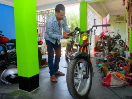In times of social distancing Tripura man designs bike with seats 1-metre apart | बड़ी-बड़ी कंपनियां भी नहीं सोच पाई होंगी, साधारण से शख्स ने बना डाली कोरोना से बचाव के लिए मोटरसाइकिल, तस्वीर देख आप भी समझ जाएंगे गणित