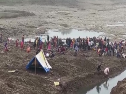 Madhya Pradesh Rajgarh district People dig Parvati river in search of gold and silver coins | मध्य प्रदेश: पार्वती नदी से मिल रहे हैं सोने-चांदी के सिक्के! अफवाह फैलने के बाद कई दिन से लोग खुदाई में जुटे