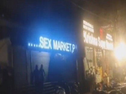 Advertisement of porn spawn center started running on the LED board of the Delhi general store | जनरल स्टोर के एलईडी बोर्ड पर चलने लगा अश्लील स्पा सेंटर का विज्ञापन, मचा हड़कंप, जानिए पूरा मामला