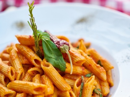 Instagram influencer made 'strawberry pasta', video went viral | इंस्टाग्राम इन्फ्लुएंसर का 'स्ट्रॉबेरी पास्ता' वाला वीडियो हुआ वायरल, क्लिप देख सोशल मीडिया यूजर्स ने दी प्रतिक्रिया, कहा- 'प्लीज भगवान से डरो'