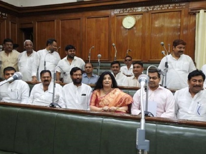 Ram Vilas Paswan breaks dignity and sits in Assembly with his Wife and supporters | रामविलास पासवान ने तोड़ी विधानसभा की मर्यादा, पत्नी और समर्थकों के साथ सदन में जा बैठे