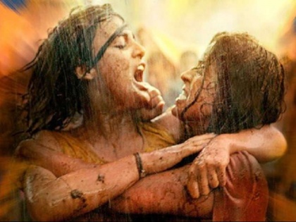 vishal bhardwa film patakha trailer released | 'पटाखा' वाला युद्ध होने वाला है प्रारंभ, दो बहनों के रिश्ते के उलझाव को पेश करता है ट्रेलर