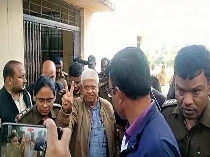 Congress' Pateriya, arrested over ‘kill Modi’ remark, shows victory sign outside court | 'मोदी की हत्या' वाले कथित बयान पर गिरफ्तार कांग्रेस नेता पटेरिया ने कोर्ट के बाहर निकलते ही दिखाया विक्ट्री साइन