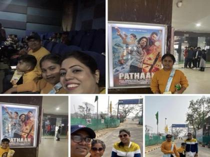 Shah rukh fans travel from Bangladesh to India to watch Pathaan in theaters | 'पठान' देखने के लिए बांग्लादेश से भारत आया परिवार, थिएटर मालिक ने किया ट्वीट Shah rukh fans travel from Bangladesh to India to watch Pathaan in theaters | 'पठान' देखने के लिए बांग्लादेश से भारत आया परिवार, थिएटर मालिक ने किया ट्वीट