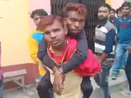 Bihar young man reached Malda to watch Pathaan with a handicapped friend on his back | ऐसी दीवानगी! विकलांग दोस्त को अपनी पीठ पर लेकर 'पठान' देखने मालदा पहुंचा बिहार का युवक, शाहरुख के फैंस ने कही ऐसी बातें