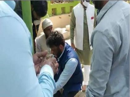 Man throws ink on AIMIM leader Waris Pathan, says one who defames Muslim society | AIMIM नेता वारिस पठान पर शख्स ने फेंकी स्याही, बताया मुस्लिम समाज को बदनाम करने वाला