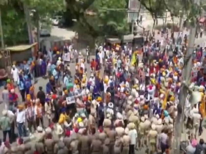 Punjab: clash broke out between two groups near Kali Devi Mandir in Patiala today at shiv sena rally | पंजाब: पटियाला में शिवसेना की रैली में जमकर बवाल, दो ग्रुप के बीच झड़प में जमकर हुई पत्थरबाजी, लहराई गई तलवारें