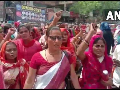 Bihar Politics News Patna Anganwadi workers and assistants strike siege of RJD and JDU office demonstration minister Jama Khan's car know what demand | Bihar News: पटना पहुंचकर आंगनबाड़ी सेविका और सहायिका धरने पर बैठीं, राजद और जदयू कार्यालय का घेराव, मंत्री जमा खान की गाड़ी के सामने प्रदर्शन, जानें क्या है मांग