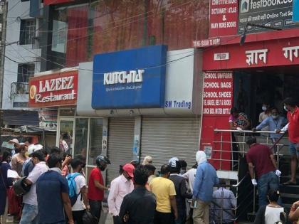 Bihar: Nitish government allow sale of books; Social distancing-lockdown strips, | बिहार: नीतीश सरकार ने किताबों की बिक्री की छूट दें उड़ाई सोशल डिस्टेंसिंग-लॉकडाउन की धज्जियां, किताबों के लिए लग रही हैं लंबी कतारें