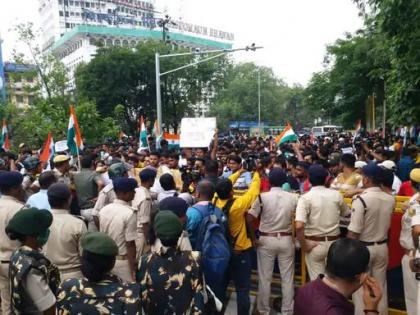 Bihar CTET Bihar Police lathi-charge CTET aspirants protest against state government in Patna domicile policy 35 in custody watch video | Bihar CTET: शिक्षक अभ्यर्थियों पर पुलिस ने जमकर लाठियां चटकाईं, डोमिसाइल नीति का विरोध, 35 हिरासत में, देखें वीडियो