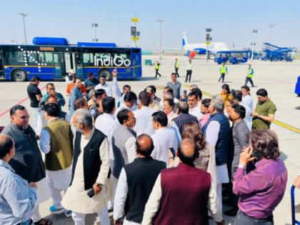 Congress leader Pawan Khera stopped from boarding plane at Delhi airport by Delhi Police | पवन खेड़ा को दिल्ली एयरपोर्ट पर पुलिस ने रोका, कांग्रेसी कार्यकर्ता धरने पर बैठे, जमकर नारेबाजी और प्रदर्शन