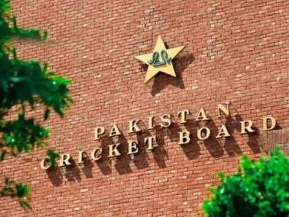 PCB to seek government clearance for setting up a training camp to prepare for England Tour | पाकिस्तान में बढ़ रहे कोरोना के मामले, पर पीसीबी मांगेगा इंग्लैंड दौरे की तैयारी के कैंप के लिए सरकार से इजाजत
