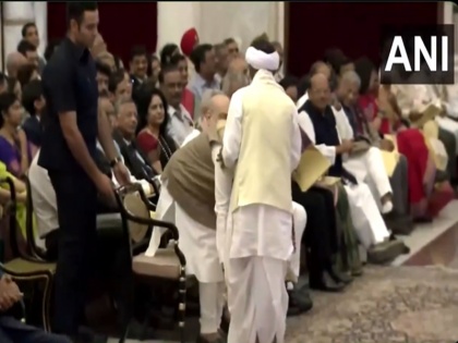 WATCH: Heart touching moment! Prime Minister Modi touched the feet of Padma Shri awardee Drona Bhuiyan | WATCH: दिल छू लेने वाला पल! प्रधानमंत्री मोदी ने पद्मश्री से सम्मानित द्रोण भुइयां को पैर छूकर किया प्रणाम