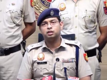VIDEO | Delhi: During a media briefing on today's operation at Lado Sarai Smashan Ghat Road, DCP South Delhi Ankit Chauhan says, "Information was received at PS Mehrauli about the movement of a desperate criminal involved in illegal arms supply. Acting sw | Delhi Encounters: महरौली और नांगलोई में दिल्ली पुलिस की मुठभेड़, कोकू पहाड़िया समेत 4 अपराधी गिरफ्तार