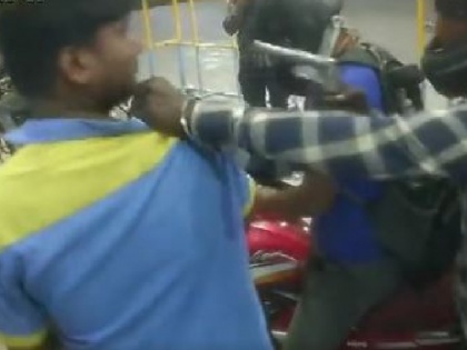 Delhi In Mundka miscreants looted a petrol pump employee at gunpoint Chhatarpur stole clothes worth Rs 25 lakh | दिल्ली: मुंडका में बदमाशों ने असलहे के बल पर पेट्रोल पंप के कर्मचारी को लूटा, छत्तरपुर में उच्चकों ले उड़े 25 लाख रुपये के कपड़े