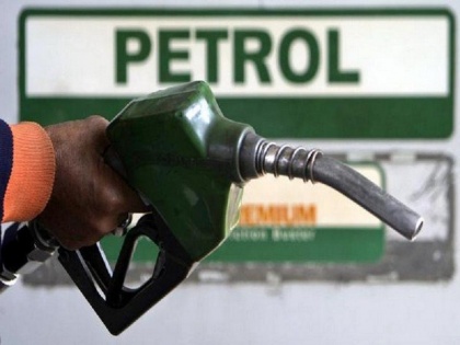 Delhi Govt reduces VAT on petrol price to reduce by Rs 8 per litre | दिल्ली में पेट्रोल के दाम 8 रुपये तक हुए कम, केजरीवाल सरकार ने वैट पर की 30 प्रतिशत की कटौती